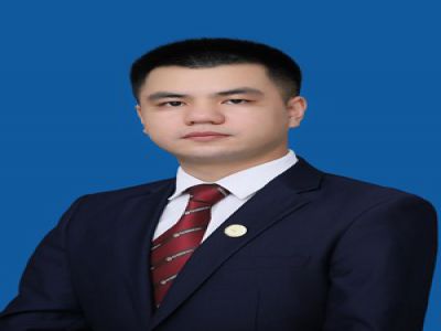 榮元長(zhǎng)中學(xué)地理教師，畢業(yè)于西南大學(xué)，曾在成都金堂實(shí)驗(yàn)中學(xué)工作三年，從事高中地理教學(xué)工作。獲得成都市教師微課大賽二等獎(jiǎng)，所教高中畢業(yè)班成績(jī)優(yōu)異。后就職于深圳，期間外派東南亞兩年，擔(dān)任參加全國(guó)聯(lián)考的華僑生、港澳臺(tái)學(xué)生地理教學(xué)工作，所負(fù)責(zé)項(xiàng)目組連續(xù)四學(xué)期零投訴。 